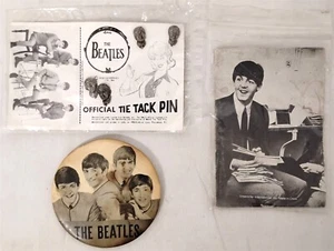 Lotto memorabilia vintage The Beatles tie tack spille libro illustrato e pulsante pinback - Foto 1 di 7