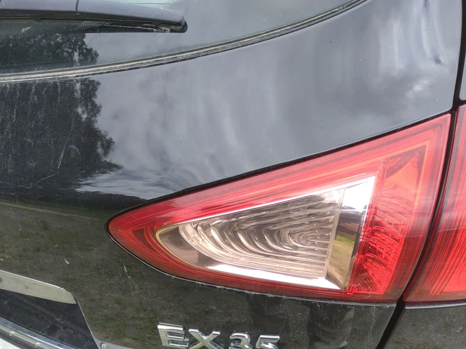 12 luces traseras INFINITI EX35 montadas en puerta pasajero Foto 1 de 1