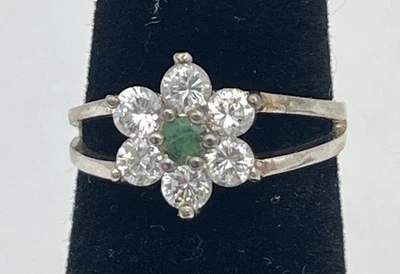 Anillo de cóctel Avon de plata esterlina y flor esmeralda con detalles de circonita cúbica talla 5 vintage 1996 Foto 1 de 4