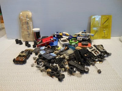 LOTE DE PIEZAS CHATARRA TYCO AFX CARROCERÍAS NEUMÁTICOS ETC. Foto 1 de 4