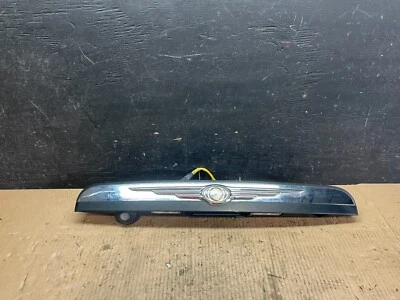 Guarnição da tampa da caçamba Chrysler Town & Country 2008 a 2010 com painel de câmera fabricante de equipamento original M6108 DG - Imagem 1 de 4