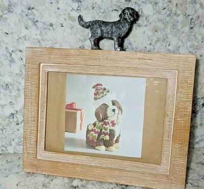 Marco de fotos Pier 1 peltre perro y madera envejecida se adapta a fotos de 4x7 y 5x8 Foto 1 de 4