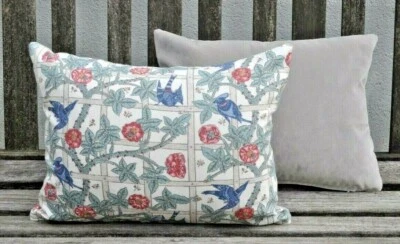 Cojín 12 x 16" William Morris Enrejado pájaros rosas azul verde marfil/gris terciopelo Foto 1 de 4