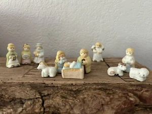 Set Natività Miniatura Ceramica Storia Natale Sacra Famiglia Saggi Pastore  - Foto 1 di 10