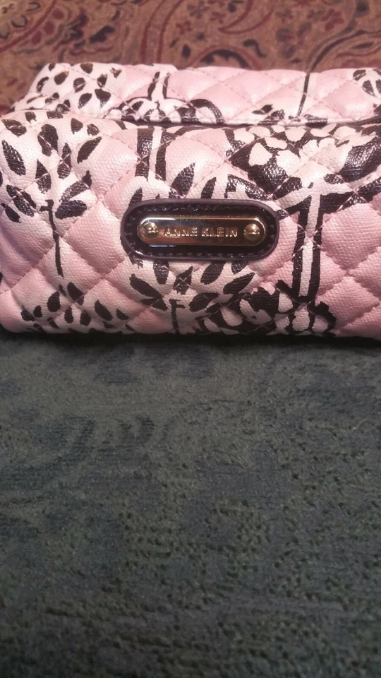 Bolso de Cosméticos Acolchado ANNE KLEIN - Cremallera Superior - Bolsa de Maquillaje/Bolsa de Viaje - Rosa/Negro Foto 1 de 4