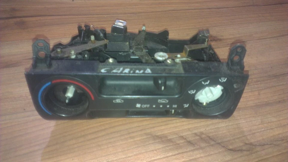 Panel de control de clima Toyota Carina 1996 (interruptores de control de calefacción) #90841-45 Foto 1 de 1