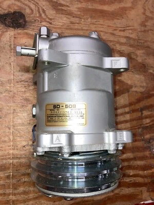 Compresor de aire acondicionado Mazda 626 1979-1982 parte #: SD508 Foto 1 de 4