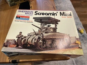 MONOGRAMA SHERMAN M4A1 CON LANZACOHETES SCREAMIN' MIMI #4200 - Imagen 1 de 9
