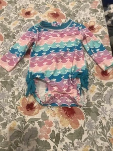 Größe 6-12 Monate RüschenButts Langarm Einteiler Rash Guard Badeanzug Meerjungfrau - Bild 1 von 8