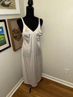 Lencería Vintage Vanity Fair Completa Sin Mangas Blanca Sedosa Nylon Encaje Correas Ajustables Talla 38 Foto 1 de 4