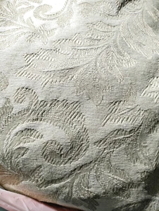 STOFFREST SCHWERE SYNTHETISCHE POLSTERUNG WEISS AUF CREMEWEISS 12 YDS X 55" - Bild 1 von 3