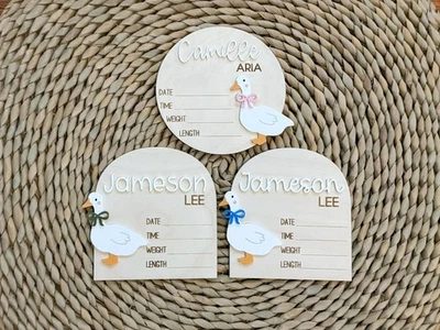 Anuncio de nacimiento personalizado Silly Goose - Regalo de baby shower de madera grabada Foto 1 de 4