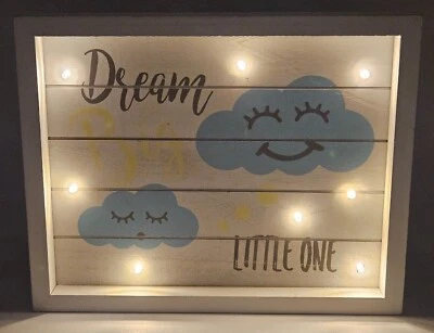 Placa de prateleira Dream Big Little One Cloud Decor LED luz berçário - Imagem 1 de 4