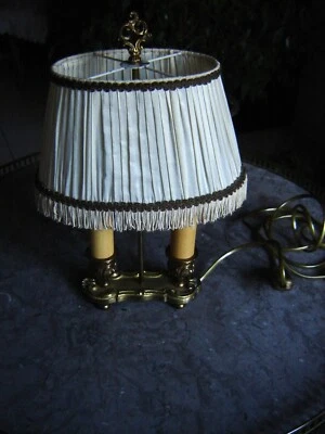 Petite lampe bouillotte ancienne de table, en bronze et laiton, abat-jour plissé - Photo 1/4