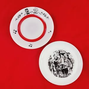 2 alte Milchglas Teller bemalt Schmied Arbeiter & Musik Chorsänger - Bild 1 von 6