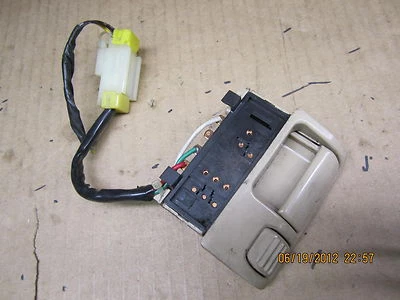 INFINITI Q45 Q 45 90-93 1990-1993 INTERRUPTOR DE LIBERACIÓN DE PUERTA DE LLENADO DE COMBUSTIBLE E MALETERO Foto 1 de 2