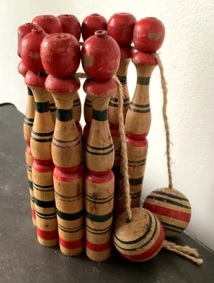 ANCIEN JEU DE 9 QUILLES / 2 BOULES Rayures BLEUES & ROUGES BOIS TOURNÉ début XXe - Photo 1/4