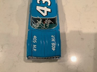 Richard Petty 1964 autografiado Plymouth Patterson Motors Belvedere fundido a presión y tarjeta Foto 1 de 4