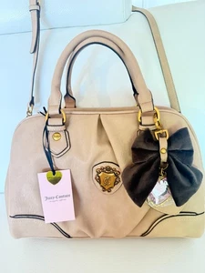 Juicy Couture Juicy Romance Satchel Umhängetasche mit Schleife Herz Spiegel Anhänger Pekannuss - Bild 1 von 9