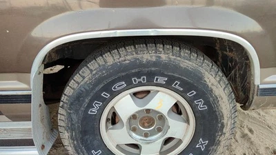 Rueda trasera izquierda Chevy Suburban 1992-1999 moldura acampanada trasera OEM 15546459 Foto 1 de 4