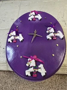 Quarz Pferd Karussell Uhr lila Holz geprüft funktioniert - Bild 1 von 6