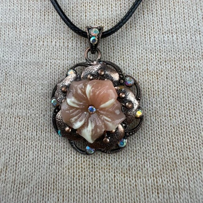 Colgante Flor Esmalte Rosa Cobre Flor Cordón Negro 22.5" Foto 1 de 4