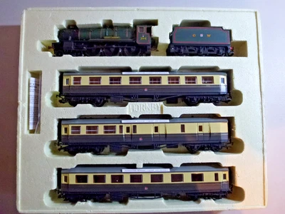 HORNBY R2025 GWR EXPRESS PASSENGER SET - Image 1 of 2