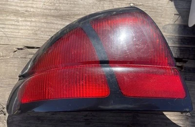 Luz trasera izquierda del lado del conductor Chevrolet Lumina 1995-2001 Ori GM 16518805-D Foto 1 de 4