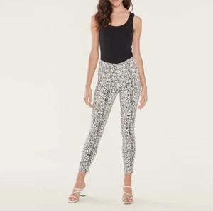J Brand Alana High Rise Crop Skinny Jeans in Clouded Leopard Size 25 - Picture 1 of 14