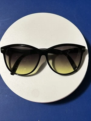 Gafas de sol Betsey Johnson. BJ213 Cuervo/Carigol. Lentes amarillas. Foto 1 de 4