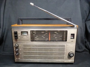VINTAGE RETRO SOVIET RUSSIAN USSR TRANSISTOR RADIO SELENA B-216  LW FM SW - Picture 1 of 16