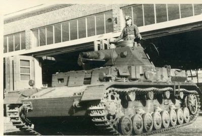 WW2… Officier allemand sur un char dit Panzerkampfwagen IV, superbe photo - Photo 1/2