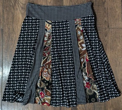 Falda para mujer Christopher & Banks con paneles blancos y negros con detalles florales talla M Foto 1 de 4