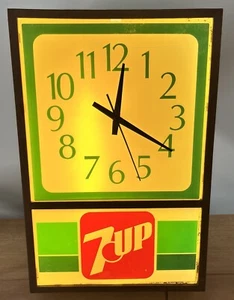 Vintage 1970s 7-Up Soda Pop 19” Medallion Illuminated Clock Sign Retro Works - Picture 1 of 12