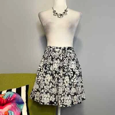 Minifalda plisada floral negra blanca Club Monaco 2 algodón seda  Foto 1 de 4