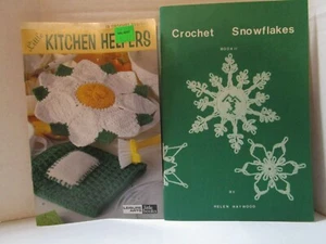 Crochet Pattern Booklets Lot of 2 Kitchen Helpers 2004 & Snowflakes 1980 - Imagen 1 de 7