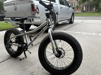 BICICLETA TODOTERRENO 7 MARCHAS NEGRA Y VERDE 20 PULGADAS BICICLETA DE MONTAÑA AVASTA Foto 1 de 4