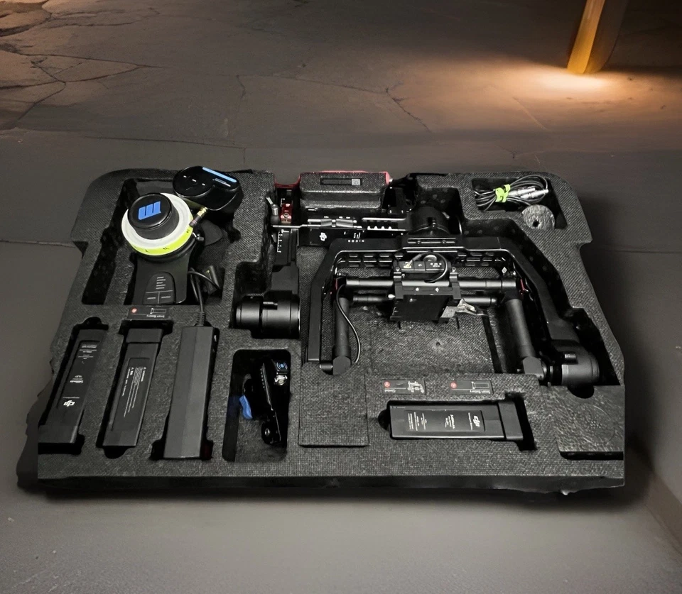 Estabilizador de cardán DJI Ronin M con controlador de pulgar y estuche rígido - Completo Foto 1 de 4