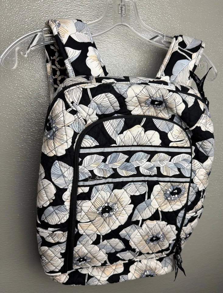 Mochila acolchada con patrón de camelia retirada Vera Bradley funda acolchada para portátil. Foto 1 de 4