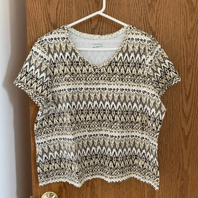 Camiseta de estudio con cuello en V talla 2X manga corta marrón tostado estampado azteca geométrico Foto 1 de 4