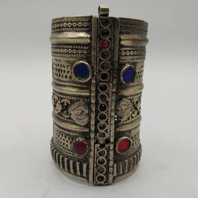 Brazalete afgano vintage latón con bisagras ornamentado con piedras de colores antiguo Foto 1 de 4