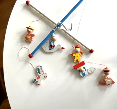 Cuna móvil vintage con rima infantil, pintada a mano, madera, mediados de siglo Foto 1 de 4