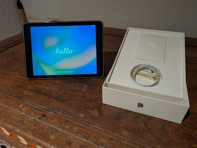 Apple iPad 5. Gen. 32GB, WLAN, 24,64 cm, (9,7 Zoll) - Spacegrau - Bild 1 von 4