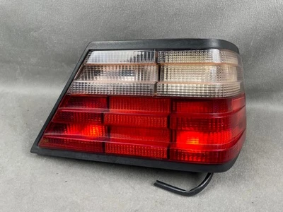 Luz trasera lateral derecha del pasajero Mercedes-Benz W124 300D 1994 1995 sedán fabricante de equipos originales Foto 1 de 4