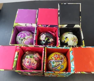 LEGGI 2012 Vera Bradley 4" Ornamenti in Vetro Lotto di 5 - Foto 1 di 13