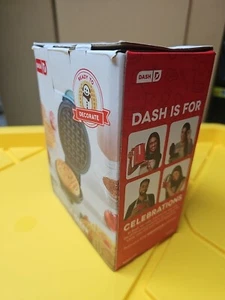 Dash Mini 4" Waffle Maker Non Stick  350 Watts Snowman - Picture 1 of 3