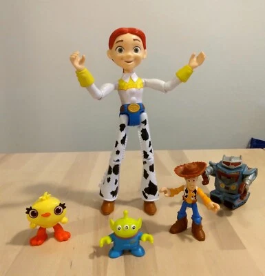 Vaquera de 9 pulgadas Jessie, Woody y otros de la familia de películas Toy Story de Disney  Foto 1 de 2
