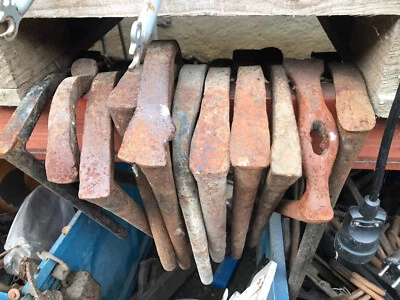 Lot de 11 anciens valets d'établi en fer forgé à nettoyer - Photo 1/3