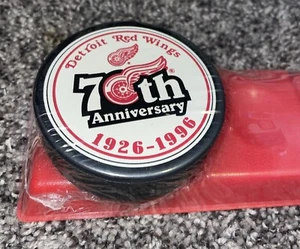 Detroit Red Wings Hockey Pucks 70th Anniversary Set mit Ständer Burger King NHL 1996 - Bild 1 von 5