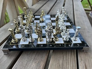 Juego de ajedrez de metal personalizado piezas mitológicas romanas y tablero de ajedrez de madera - Imagen 1 de 11